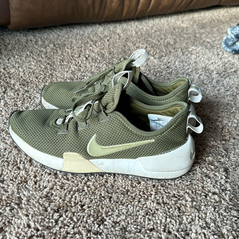 Green Nike tennis shoes Sz 8